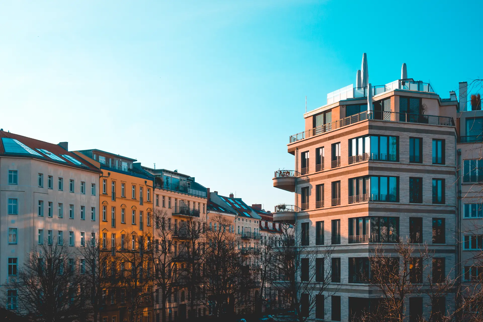 Stadtfassaden im Abendlicht mit modernem Eckgebäude