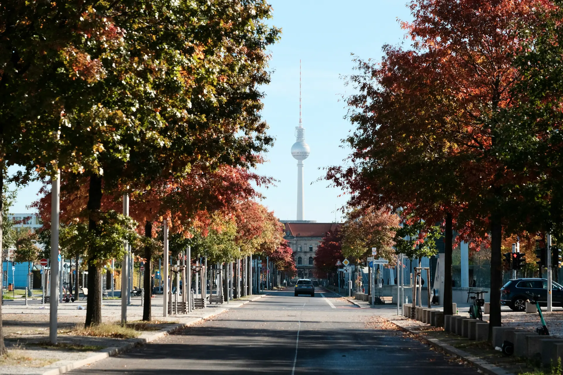 Berliner Fernsehturm am Ende herbstlicher Allee